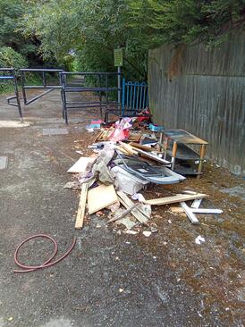 Fly-tipped rubbish in alleyway