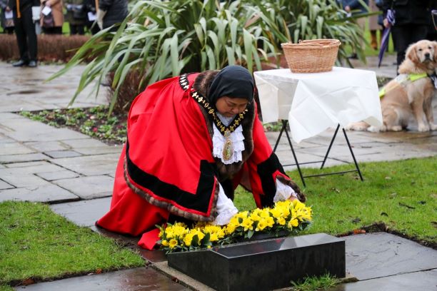 Mayor of Sandwell laying flowers at HMD 2025 service